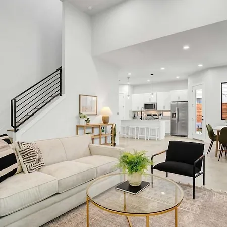 Villa Brand New House, Yard Next To Downtown And E 6Th